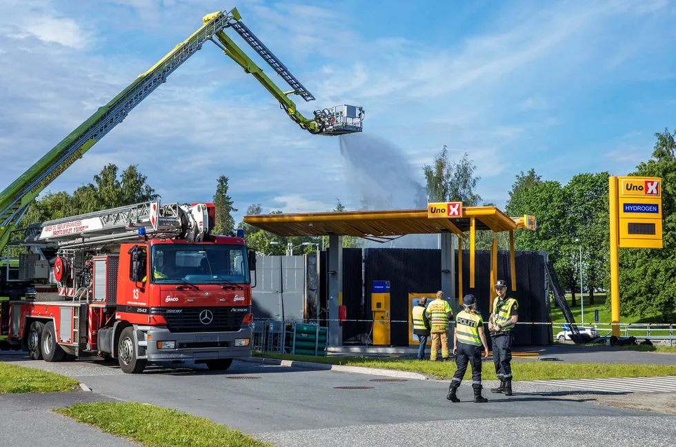 Det tok flere timer å få slukket brannen i hydrogenstasjonen som eksploderte i Sandvika mandag. Det børsnoterte selskapet Nel har levert mye av teknologien til stasjonen.