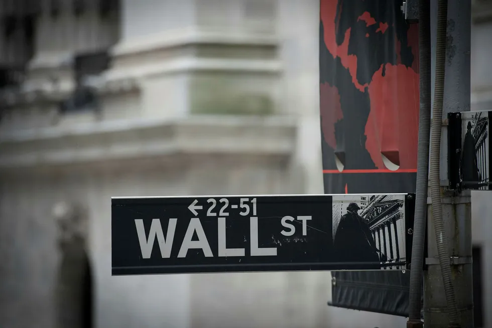 Wall Street-skiltet ved New York Stock Exchange i USA