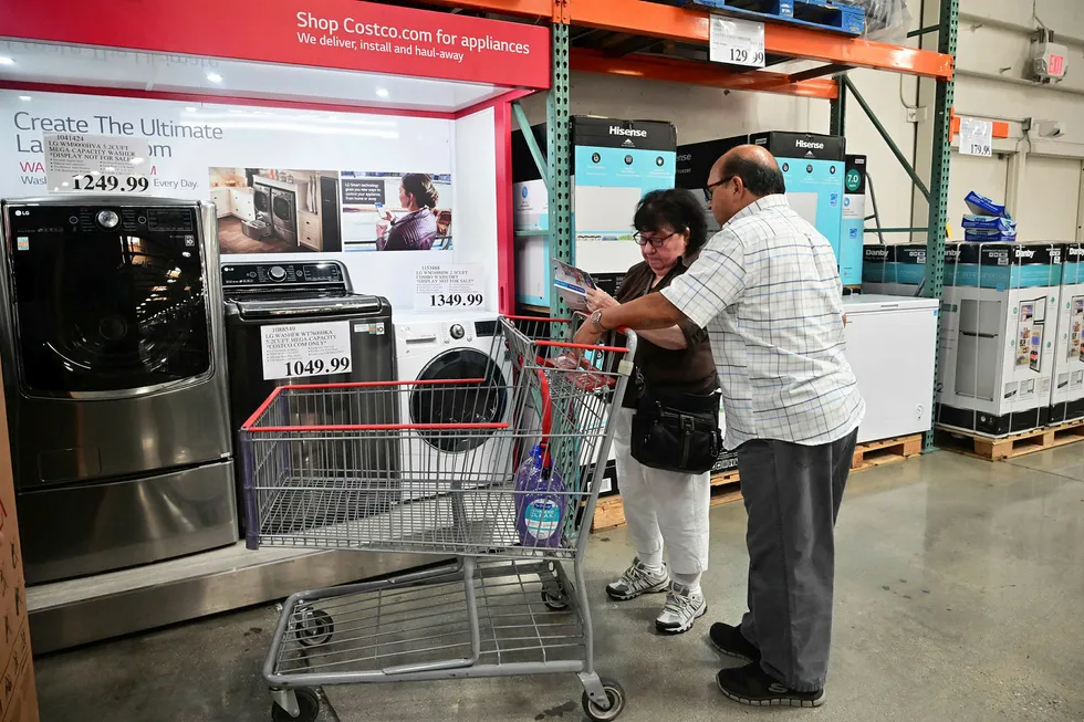 Amerikanske forbrukere ser på husholdingsprodukter i en Costco-forretning i Alhambra, California, august 2019.