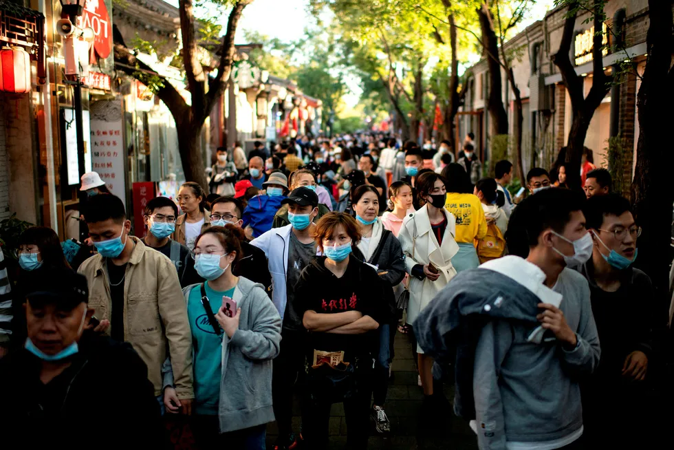 Kinesere feirer «Golden Week» og reisevirksomheten er på vei tilbake mot nivåer før koronapandemien rammet hardt i januar. – Sjansen for at du møter en smittet person uten symptomer er svært lav – nesten ubetydelig, sier sjefepidemiolog.