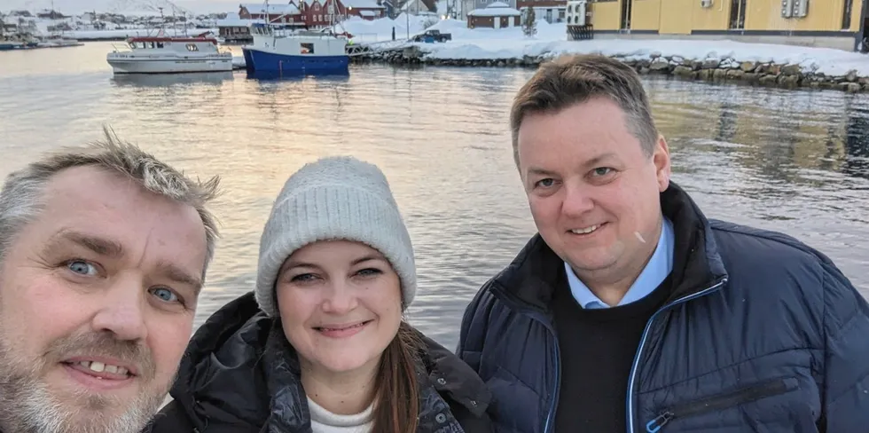 Industri-topp Ørjan Nergaard, fiskeriminister Cecilie Myrseth og Aps fiskeripolitiske talsperson Runar Sjåstad møttes i Båtsfjord mandag.