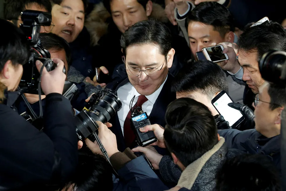 Sørkoreanske spesialetterforskere avgjorde på mandag at Samsungs toppsjef kan bli arrestert. Visestyreformann Lee Jae-yong var inne til et 22 timers langt avhør før helgen. Foto: Kim Do-hoon/Yonhap/Reuters/NTB Scanpix