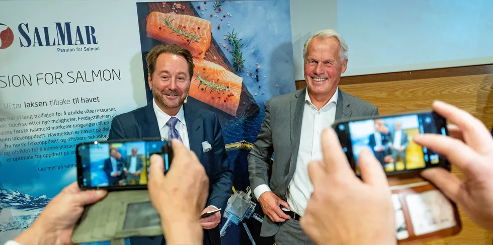 Aker-eier Kjell Inge Røkke (t.v.) og Salmar-eier Gustav Witzøe lanserte planene om havbruk til havs i Trondheim torsdag i forrige uke.