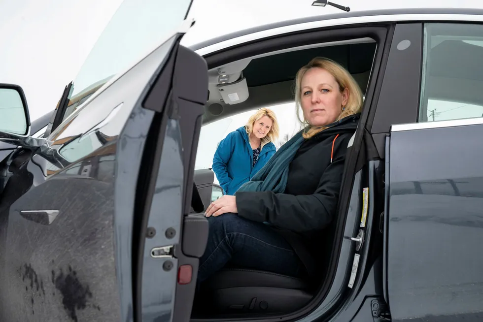 Annelise Kielland og Hildur Jakobsdottir Kielland har begge bestilt Tesla Model 3 og for to uker siden fikk Hildur sin. Nå er den blitt satt ned i pris og Hildur føler seg lurt, mens Annelise sparer penger på at hun fremdeles venter.
