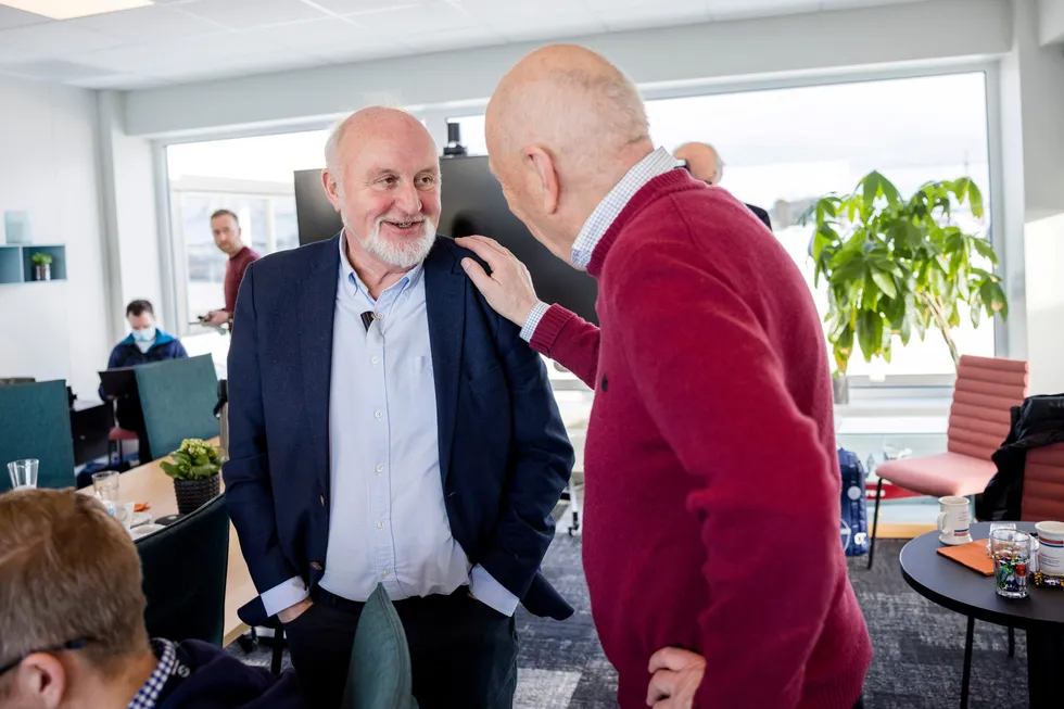 Avtroppende styreleder Odd Reidar Øie (til høyre) gratulerer ny styreleder Nils Martin Williksen. – Pass godt på selskapet og aksjonærene, sier Øie.