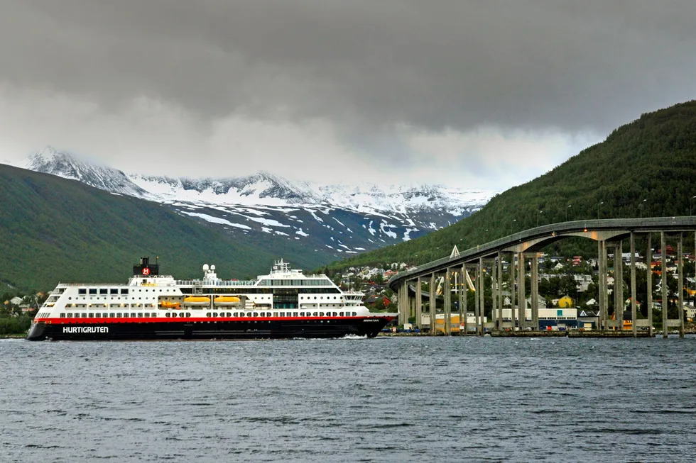 Hurtigruten leverer enda et stort underskudd som følge av krisen i reiselivsnæringen, og selskapet blir fortsatt etterforsket av politiet etter sommerens smitteskandale. Her er hurtigruteskipet «Midnatsol» i Tromsø.