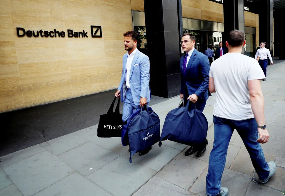De to skredderne Ian Fielding-Calcutt og Alex Riley ble mandag fotografert på vei ut av London-kontoret til Deutsche Bank. De ble først feilaktig identifisert som en av de rundt 18.000 ansatte som nylig mistet jobben i banken.