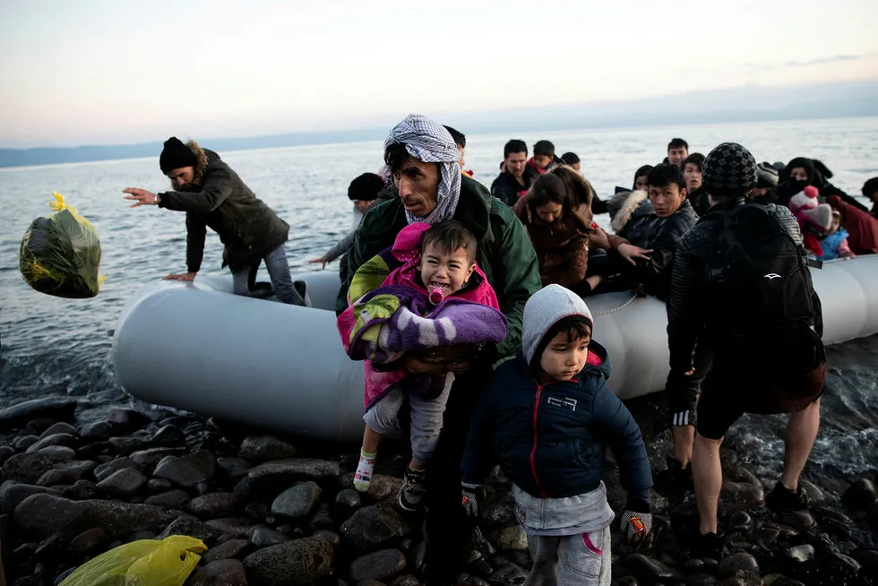 Flyktninger og migranter kommer i land på den greske øya Lesbos mandag. Det er nå frykt for en ny flyktningkrise.