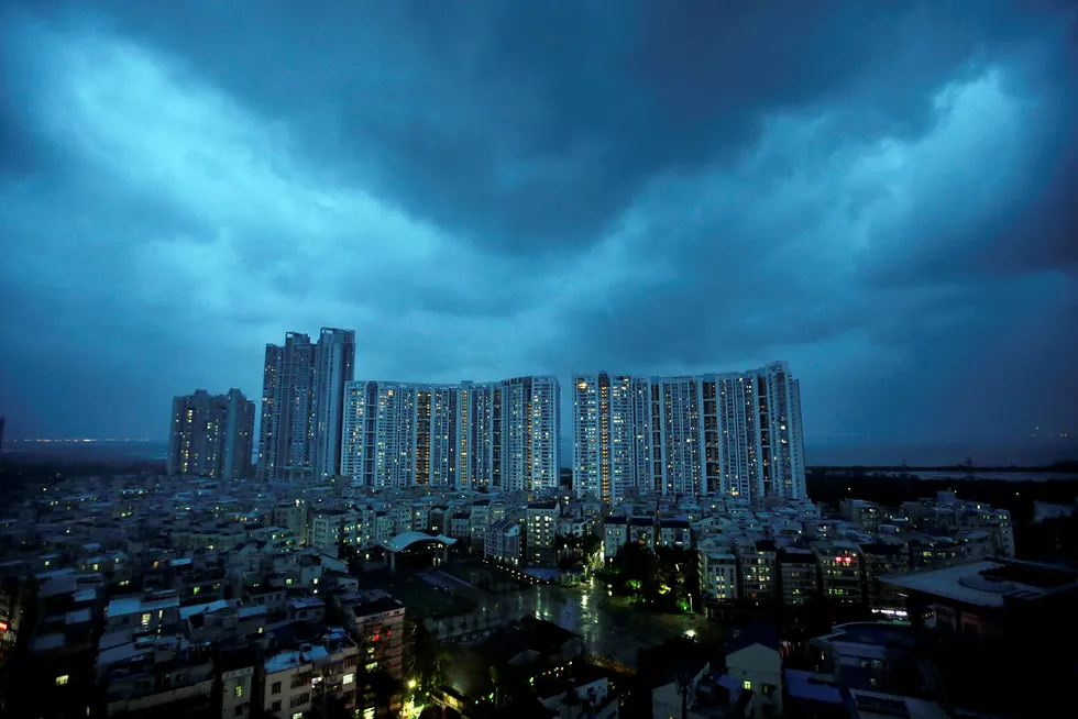 Indeksen ved Shenzhen-børsen i Sør-Kina har falt med over 30 prosent i år. – Utbulingen av selskapsgjeld med søppelstatus (BBB) ligger som en mørk sky over investorer, advarer The Bank of International Settlements (BIS),