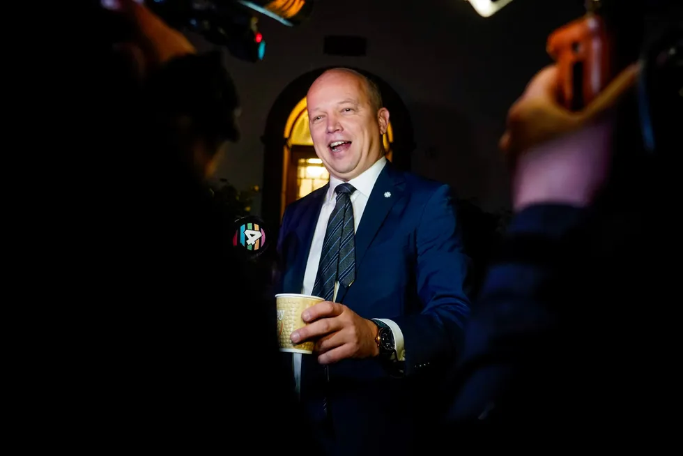 Finansminister Trygve Slagsvold Vedum serverte kaffe til journalistene grytidlig mandag morgen.