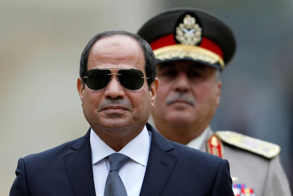 Egypts tidligere hærsjef Abdel-Fattah al-Sissi, som grep maken i et militærkupp i 2012, er gjenvalgt som president med 97 prosent av stemmene. Her under et besøk i Frankrike i oktober i fjor. Foto: AP/NTB Scanpix