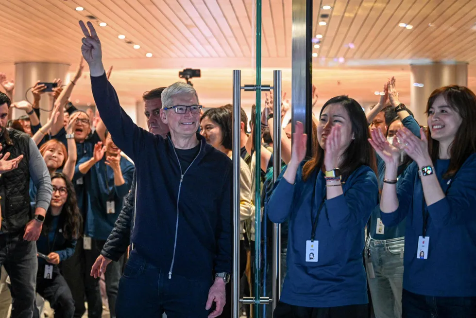 Apples konsernsjef Tim Cook var i Kina i midten av mars i forbindelse med åpningen av nok et utsalg ki Shanghai. Iphone-salget har falt med nesten en femtedel på ett år, ifølge en ny rapport.
