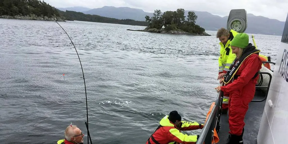 FORSKNING: Anne Sæverud fra Havforskningsinstituttet intervjuer fisketurister i Hordaland. Toktet ble gjennomført med båten «Rind» fra Fiskeridirektoratet. Havforskningsinstituttet er snart i innspurten av et treårig forskningsprosjekt på fritids- og turistfiske i Norge. De har vært ute i felt og snakket med fiskere + samarbeidet med 20 turistfiskebedrifter.Foto: Merete Vik Ottesen/Havforskningsinstituttet