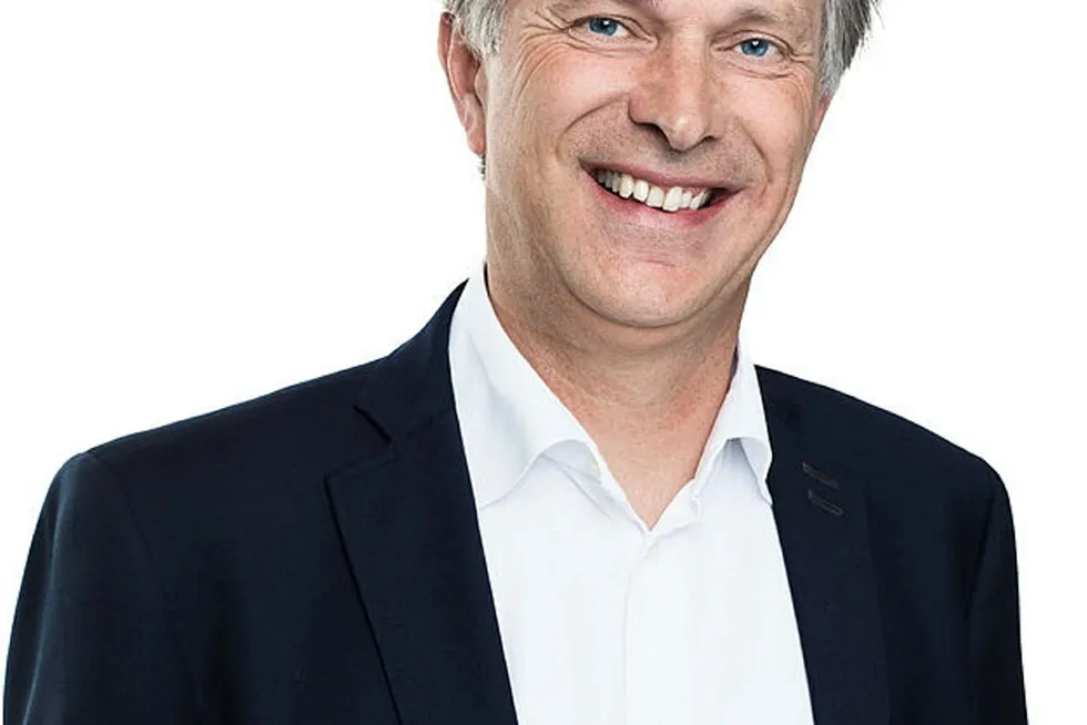 Gunnar Løvås, konserndirektør i Statnett, advarer politikerne mot å tukle med kraftmarkedet og oppfordrer samtidig til å bygge ut mer fornybar kraft, spesielt vannkraft.