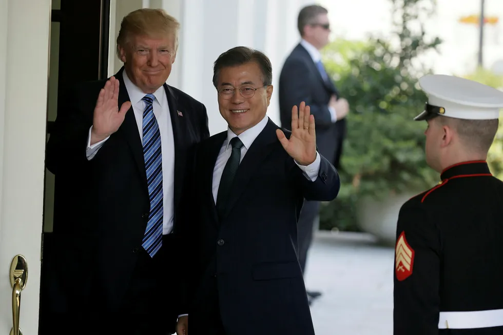 President Donald Trump møter sin sørkoreanske motpart Moon Jae-in i Det hvite hus i dag. Bildet er fra deres forrige møte i Det hvite hus 30. juni ifjor. Foto: Jim Bourg/Reuters/NTB Scanpix