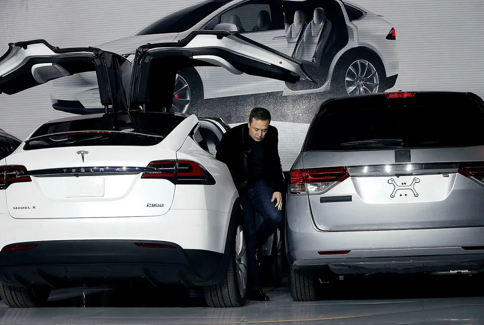 Tesla-sjef Elon Musk på vei ut av en Model X i Fremont, California. Foto: Justin Sullivan/Getty Images