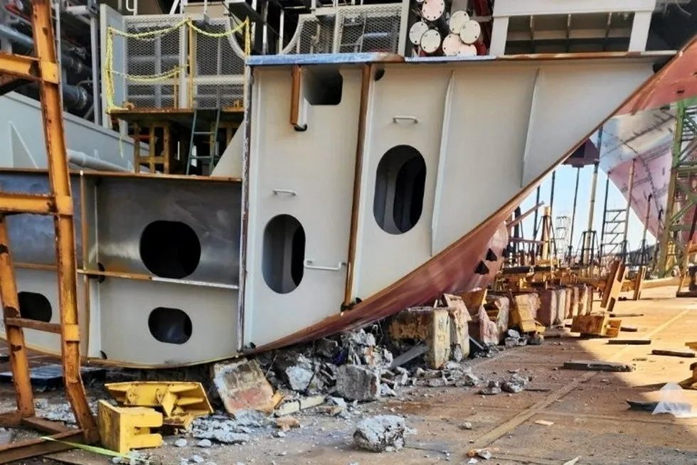 Recent incident: a hull block collapse at a South Korean shipyard.