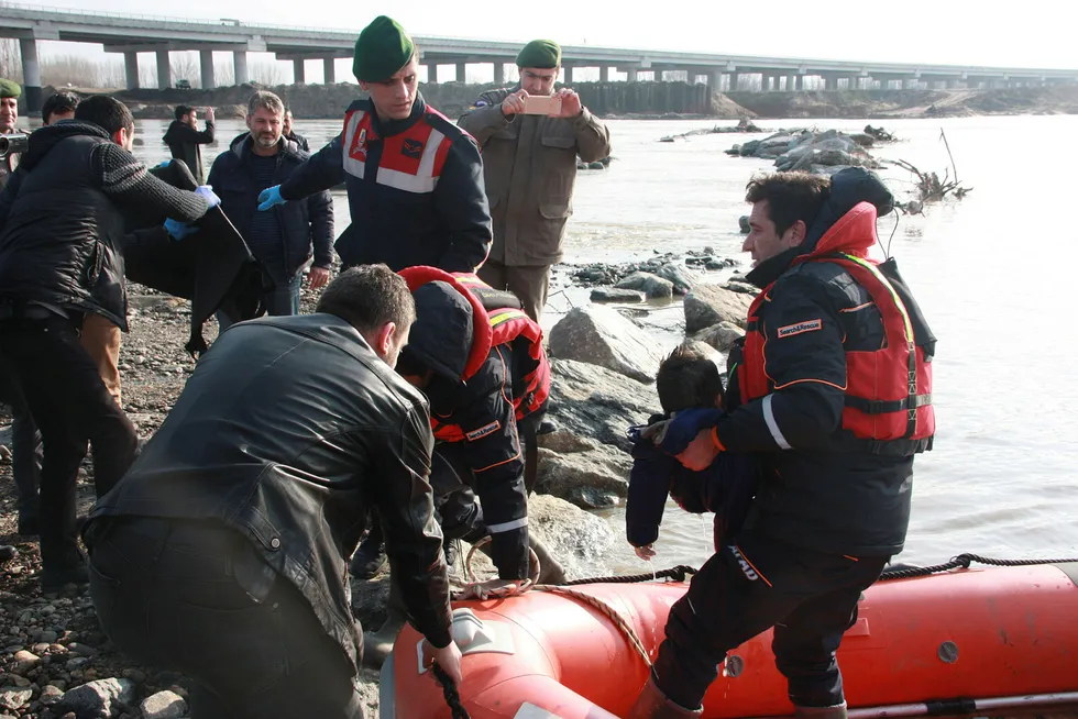 Kryssing av grenseelven Evros mellom Tyrkia og Hellas er svært farlig. Her henter tyrkiske hjelpemannskaper to druknede barn fra elven i februar, etter at en båt kantret og ti flyktninger omkom. Foto: Ergin Yildiz/AP/NTB Scanpix