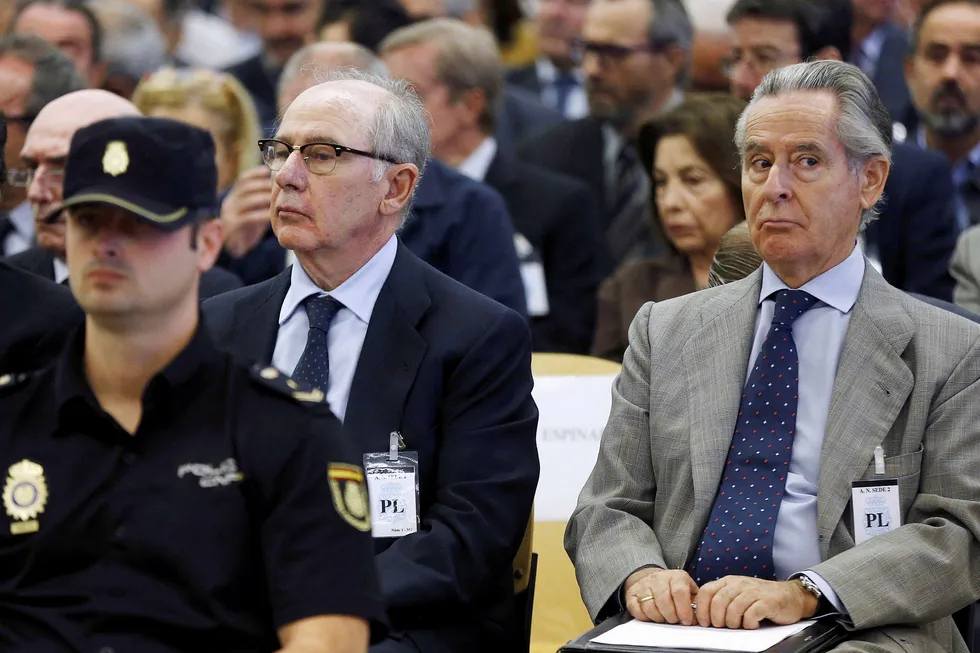 Rodrigo Rato, tidligere IMF-sjef og toppleder i den spanske storbanken Bankia (t.v.) og tidligere styreleder Miguel Blesa i Caja Madrid da rettssaken startet i september i fjor. Foto: Chema Moya/Reuters/NTB Scanpix