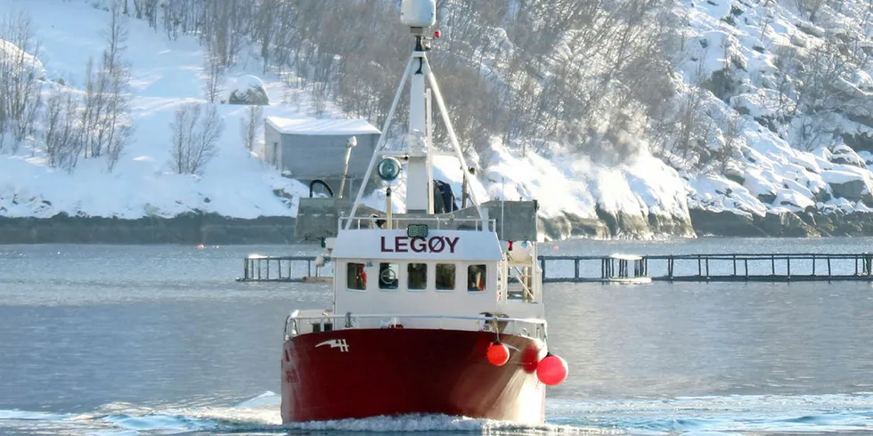 MOT LANDING: Her er «Legøy» på vei inn til kai på Husøy for å levere dagens fangst.