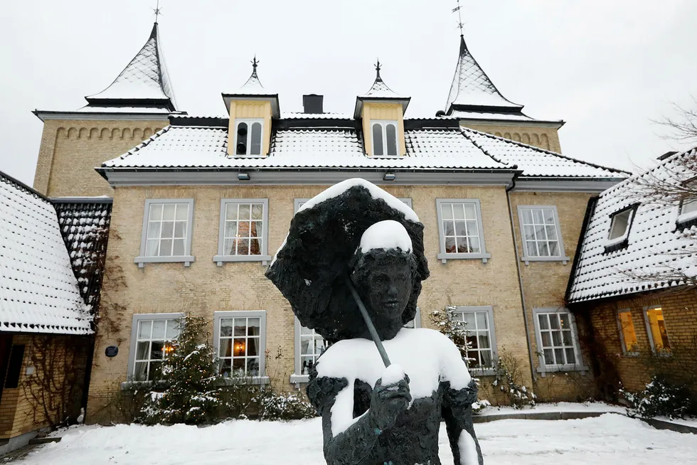 Refsnes Gods ble bygget i 1767 og har de siste 21 årene vært eiet av Widar Salbuvik og drevet av hans kone Gunn. Nå er hotellet solgt.