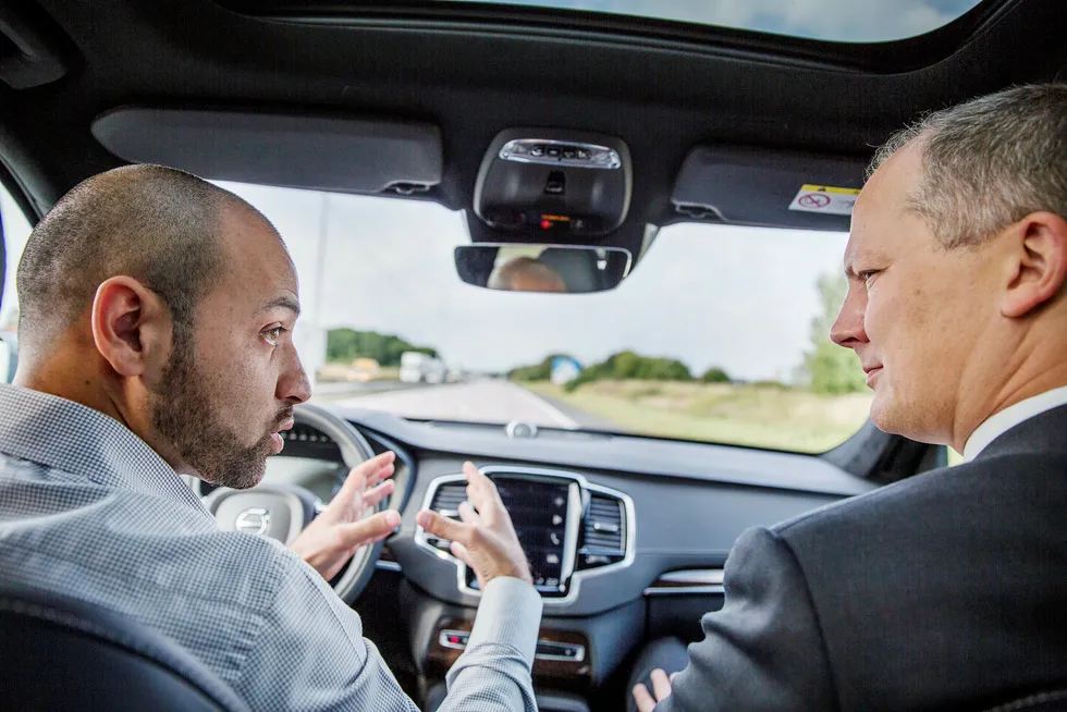 Muhammad Ali, ingeniør og sjef for beslutninger og kontroll i selvkjørende biler hos Volvo Cars forklarer Ketil Solvik-Olsen hvordan bilen virker, mens bilen tar seg av kjøringen i 80 km/t på ringveien rundt Göteborg. Foto: Per Thrana,,