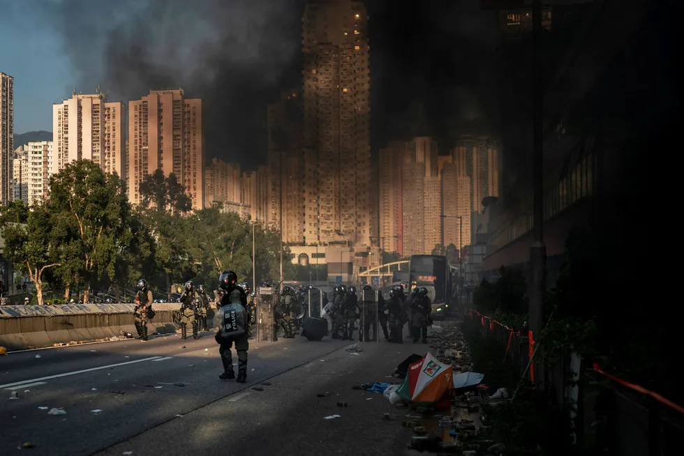 Opprørspoliti og demonstranter i gatekamper i Hongkong. Foto: Felipe Dana / AP / NTB scanpix