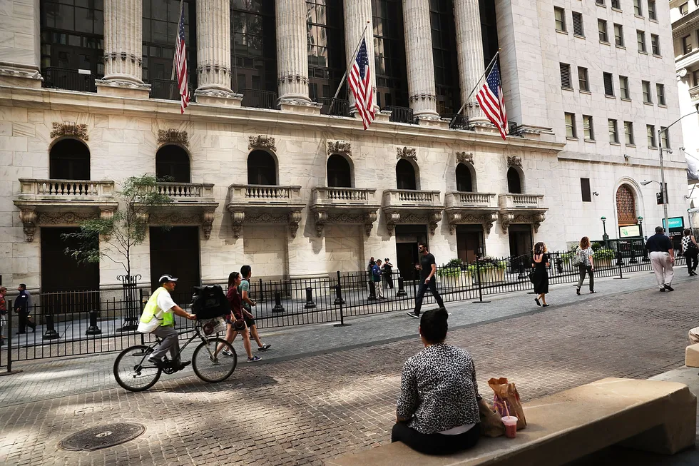 Forbipasserende foran New York Stock Exchange på Wall Street, USA. Foto: Spencer Platt/Getty Images/AFP