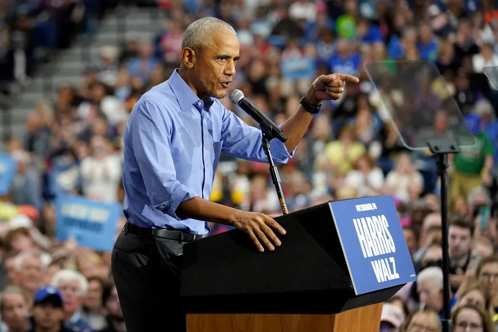 Tidligere president Barack Obama langet ut mot etterfølgeren Donald Trump på et valgmøte torsdag. Han ba unge, svarte menn ikke oppfatte Trumps nedlatenhet overfor andre som styrke.