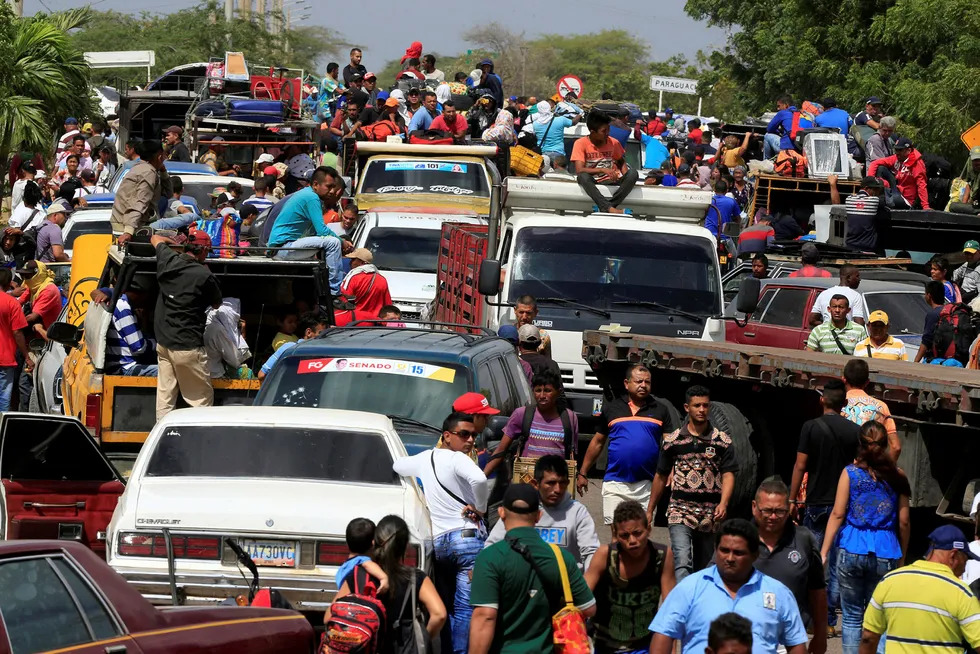 Tusenvis forsøker å komme seg bort fra Venezuela hver eneste dag. Bildet er fra en av grensestasjonene mot nabolandet Colombia. Foto: Jaime Saldarriaga/Reuters/NTB Scanpix