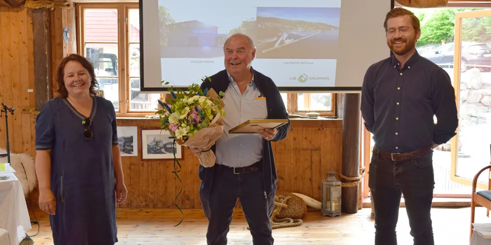 Leiar i Vestland Venstre Åsta Årøen og klima- og miljøminister Sveinung Rotevatn (t.h.) overrekte miljøpris til fiskebåtreiar Peder O Lie i ei tilstelling på Liaskjæret i Øygarden kommune.