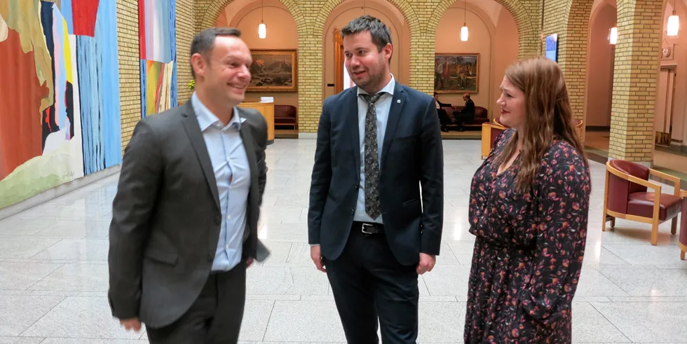 Geir Pollestad (Sp) og Cecilie Myrseth (Ap) er skeptiske til Torgeir Knag Fylkesnes og SV's syn på fordelingen av strukturkvotegevinsten. Pollestad er klar på at gevinsten skal føres vederlagsfritt tilbake til flåtegruppene.