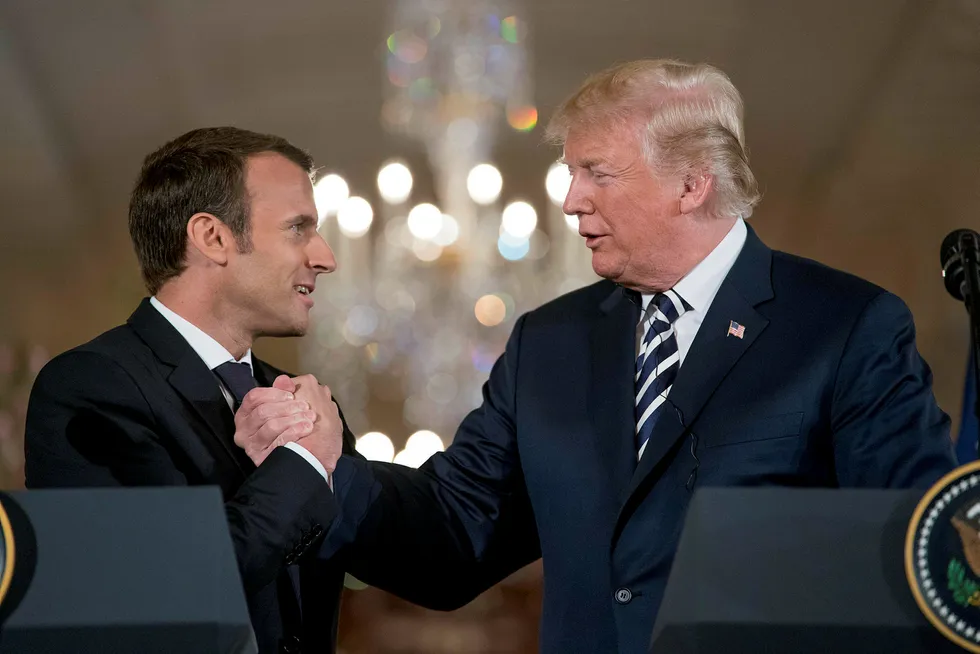Frankrikes president Emmanuel Macron håper å overtale USAs president Donald Trump om å bli med på en reforhandlet atomavtale med Iran. Her under deres felles pressekonferanse i Det hvite hus tirsdag kveld. Foto: Andrew Harnik/AP/NTB Scanpix
