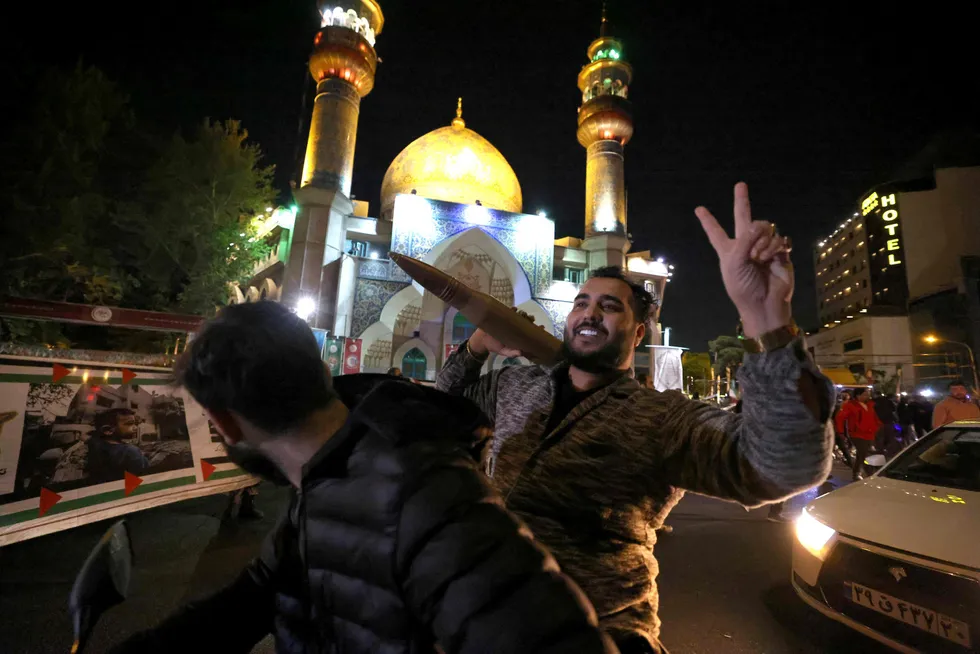 Iranere feirer på Palestinaplassen i Teheran søndag, etter at Iran hadde angrepet Israel med droner og missiler.