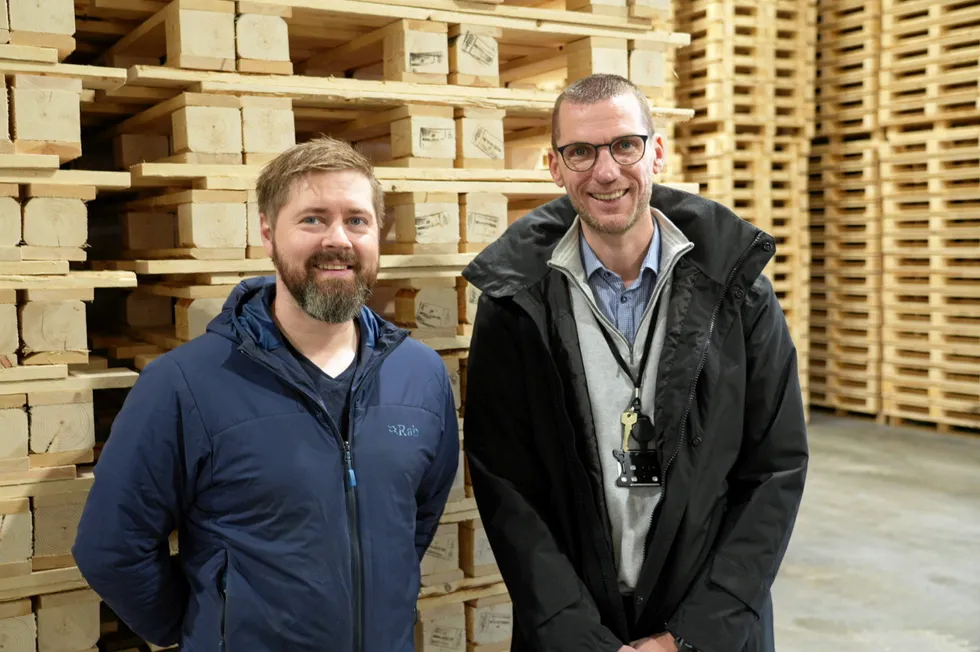 Ivar Hansen, daværende driftssjef i Nordpall og Tomas Tømmerås, driftsdirektør Nordlaks produkter. Bilde er fra da det ble kjent at Nordlaks overtok pallefabrikken.