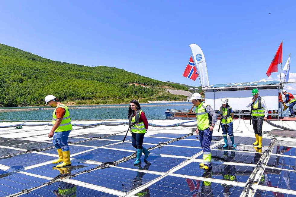 Ocean Suns flytende solkraftverk ble åpnet onsdag forrige uke av blant annet den albanske infrastrukturministeren Belinda Balluku (i midten uten hjelm),