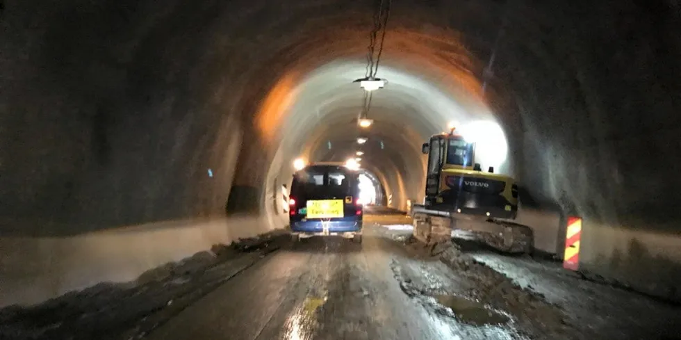 VIKTIGE FYLKESVEIER: En av tunnelene til Husøya på Senja har et underlag under enhver kritikk. Nå må staten ta grep for å sikre bedre fylkesveier.