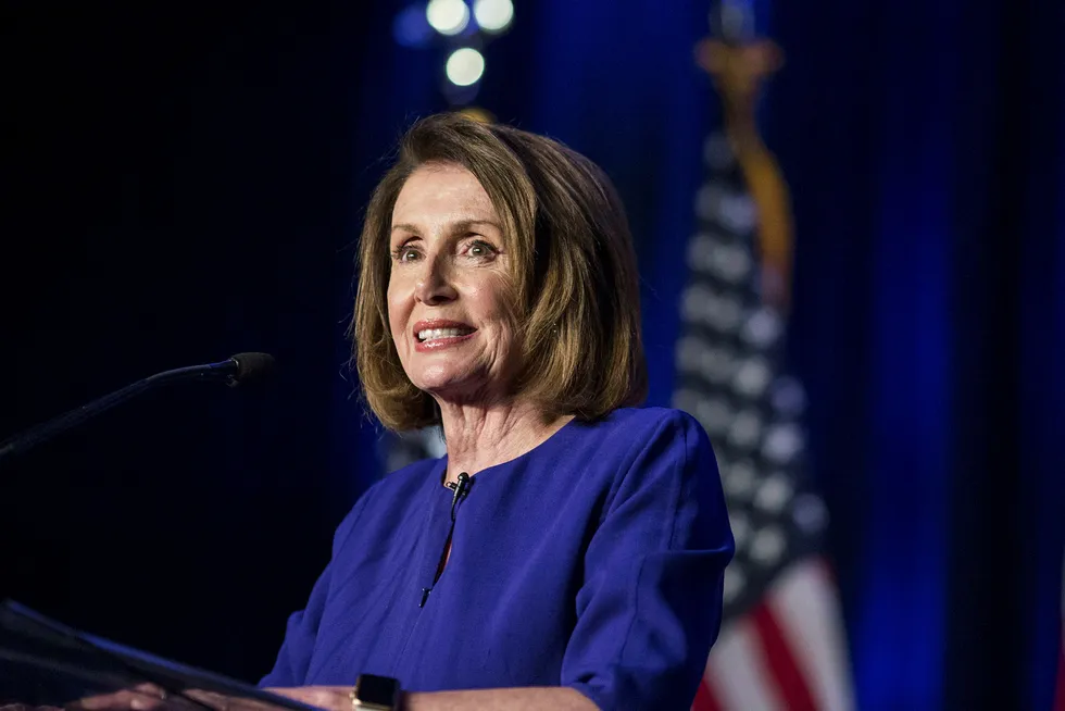 Demokratenes mindretallsleder i Representantenes hus, Nancy Pelosi, snakker på en valgvake i Washington tirsdag kveld. Det er fortsatt ikke endelig avgjort om demokratene overtar flertall i «huset».