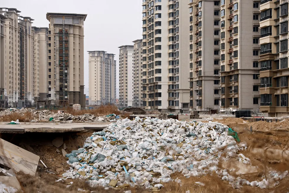 Flere av Kinas største eiendomsselskaper er i en dyp krise. Det er halvferdige eiendomsprosjekter over hele Kina, som her i Shijiazhuang i Hebei-provinsen.