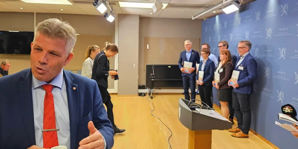 Daværende fiskeriminister Bjørnar Skjæran tok imot Havbruksutvalgets rapport i Oslo 28. september 2023. Men hvor lang tid tar det før det blir politiske vedtak?