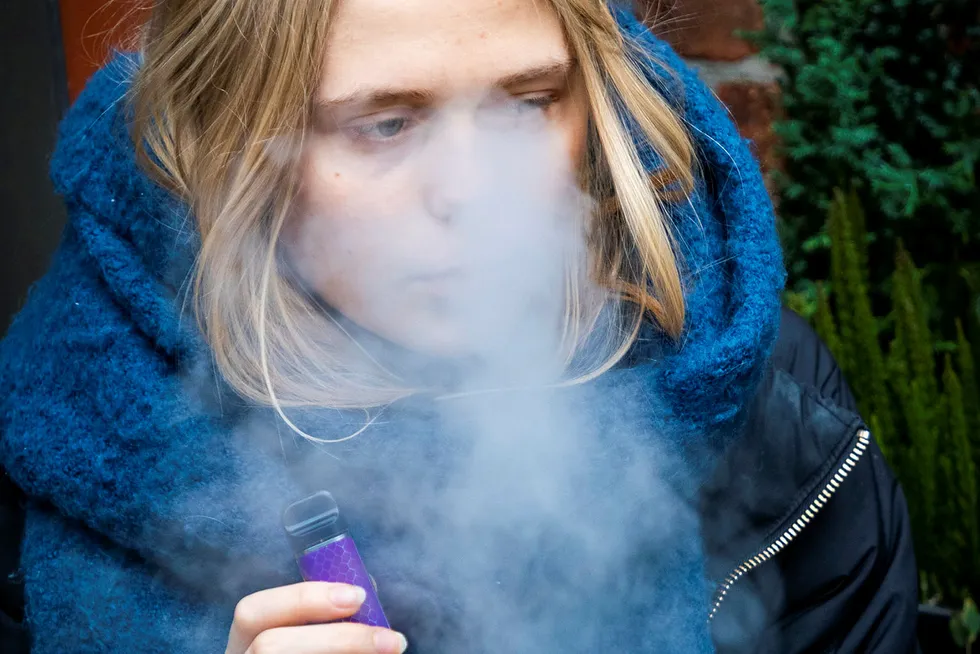 Vi mener fortsatt at et viktig tiltak for å redusere unges eksponering for tobakk og e-sigaretter vil være å øke aldersgrensen for kjøp – i første omgang til 20 år, skriver artikkelforfatterne. Her er Sol Eriksen med en e-sigarett.