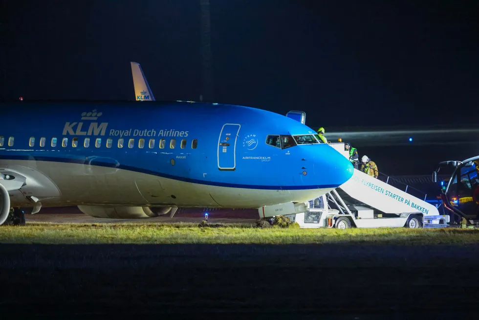 En melding om en hydraulikkfeil gjorde at et KLM-fly på vei fra Oslo lufthavn til Amsterdam måtte nødlande på Torp lørdag. Rullebanen på flyplassen er fortsatt stengt søndag morgen.