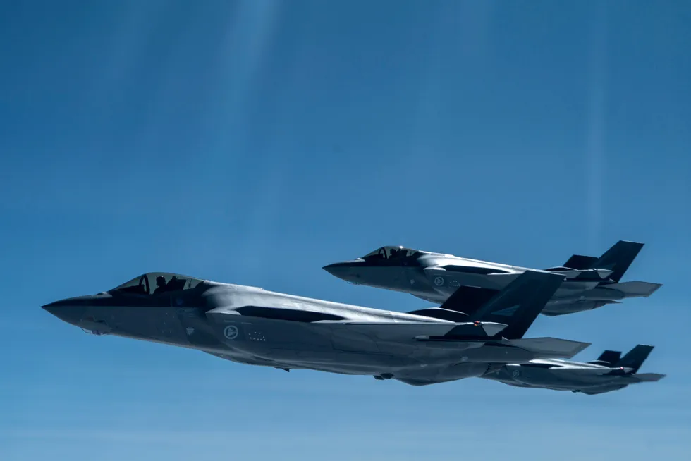 Jagerflyet F-35 kan sertifiseres for å kunne levere kjernevåpen, skriver artikkelforfatteren. På bildet norske F-35 under øvelsen Arctic Challenge Exercise tidligere i sommer.