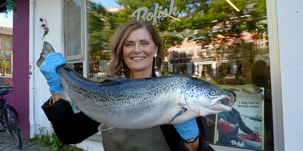 Daglig leder Elin Pettersen i fiskebutikken Bofisk i Bodø viser fram verdens mest populære fisk. Arkivfoto: Bent-Are Jensen