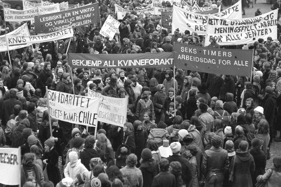 Kvinner og menn demonstrerer for likestillingssaken på kvinnedagen i 1977.
