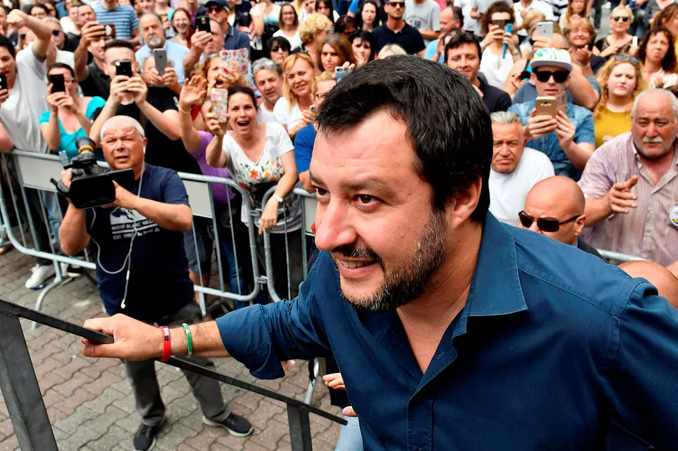 Ligaens leder Matteo Salvini (bildet) og M5S-leder Luigi Di Maio har sittet i forhandlinger i hele dag. Nå skal de to partiene være enige om en ny avtale for å danne ny regjering. Foto: AP/NTB Scanpix