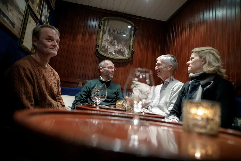 De blir enige over en lettøl på Steamen pub. DNs rentepanel råder Norges Bank til å holde renten uendret. Fra venstre: Knut Røed, Ragnar Torvik, Steinar Holden og Hilde Bjørnland.