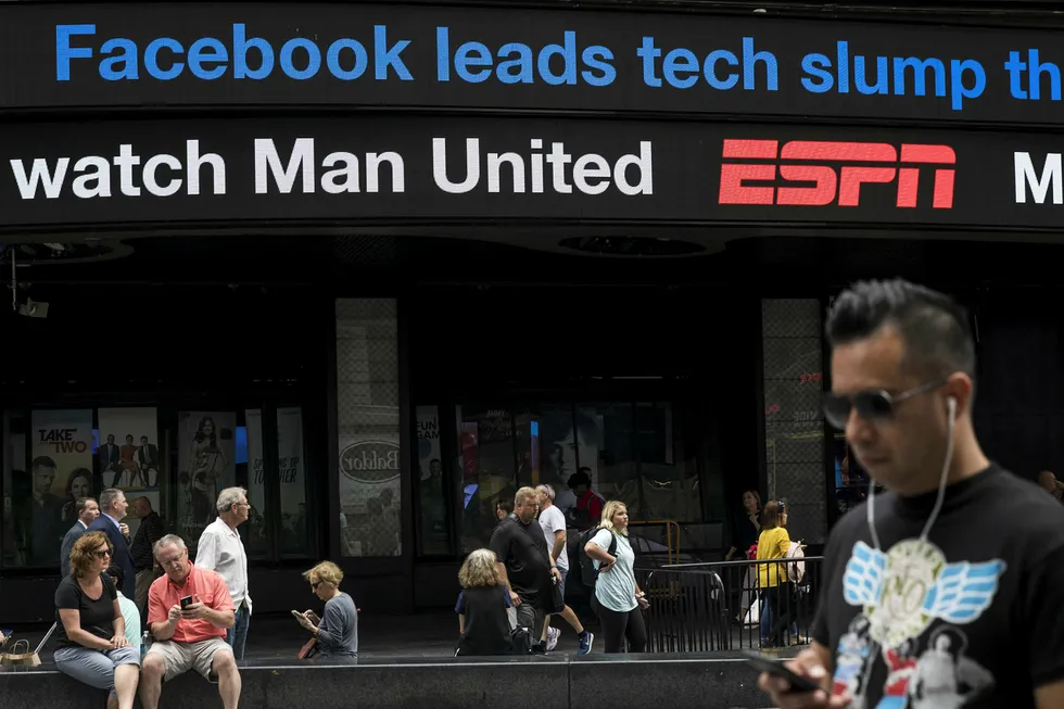 Det bratte Facebook-fallet på børs stjeler overskriftene på en nyhetsskjerm på Times Square i New York, Foto: Drew Angerer/Getty Images/AFP/NTB Scanpix