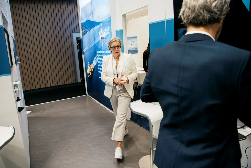 DEA-sjef Maria Moræus Hanssen forbereder kraftig slanking av organisasjonene i forbindelse med den planlagte fusjonen med konkurrenten Wintershall. Selv blir hun viseadministrerende direktør i det nye selskapet.