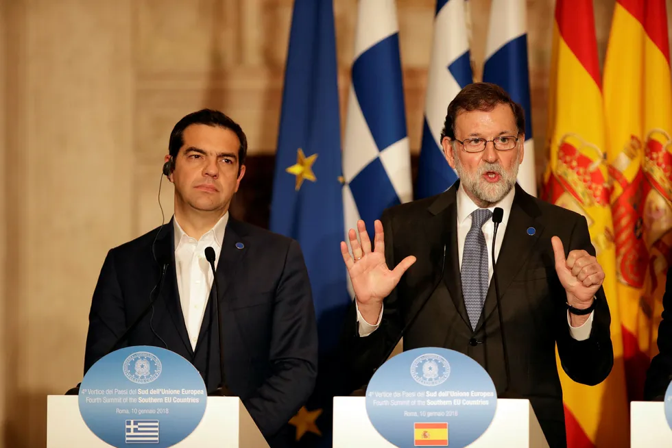 Hellas' statsminister Alexis Tsipras (t.v.) og hans spanske kollega Mariano Rajoy kan glede seg over forbedrede kredittvurderinger. Her er de fotografert under en felles pressekonferanse i Roma i begynnelsen av måneden. Foto: Alessandra Tarantino / NTB scanpix.